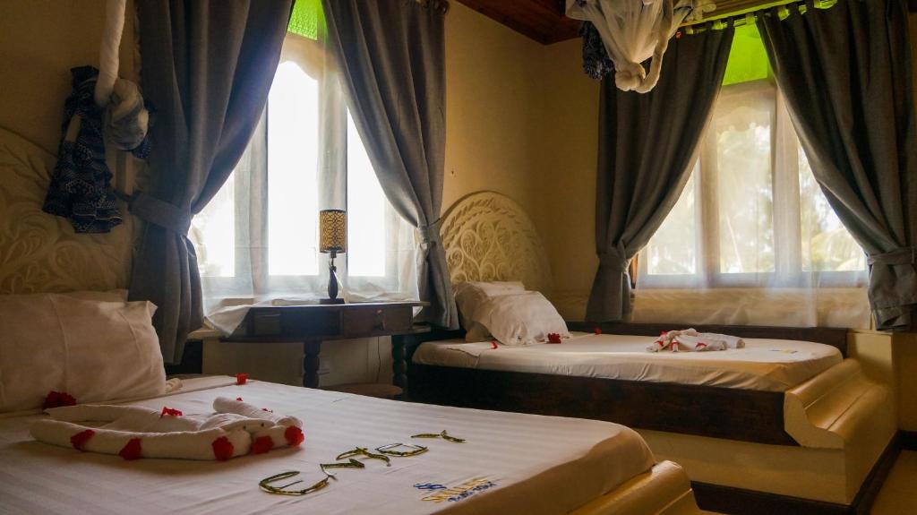 Postel nebo postele na pokoji v ubytování Smiles Beach Hotel