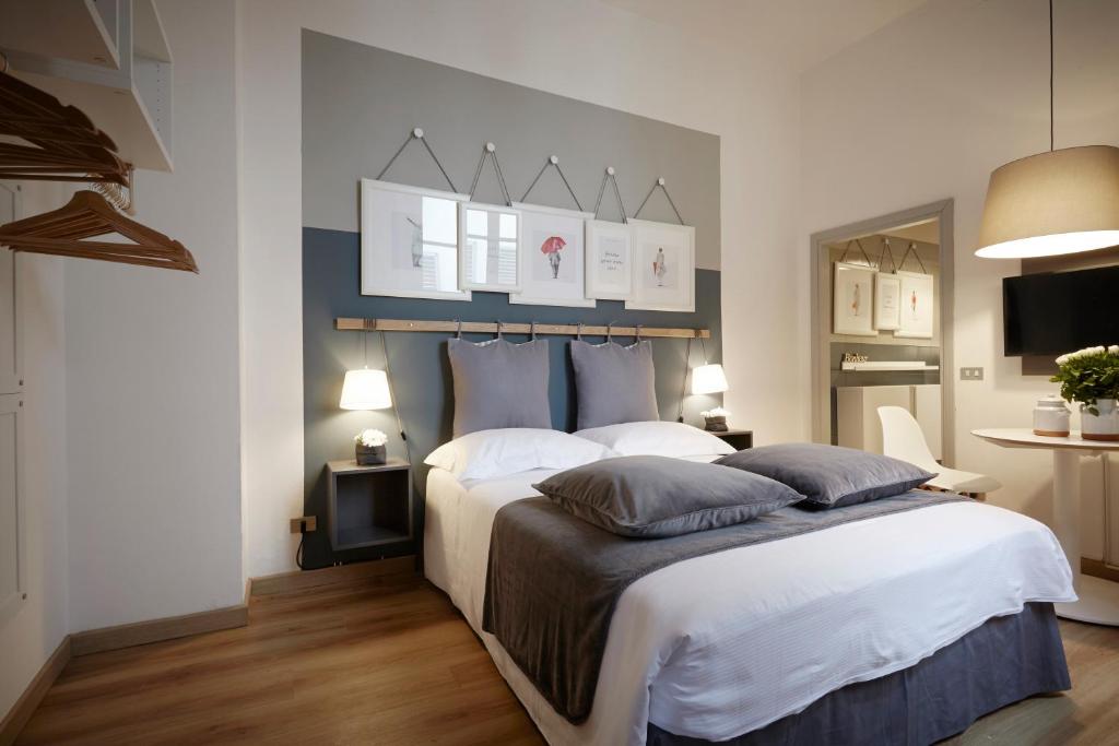 フィレンツェにあるMDR Duomo Apartmentのベッドルーム1室(大型ベッド1台、白いシーツ、枕付)