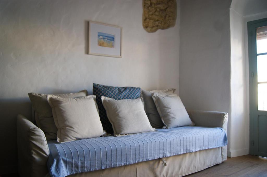 ベヘール・デ・ラ・フロンテーラにあるCasa El Patioのソファ(枕付)が備わる客室です。