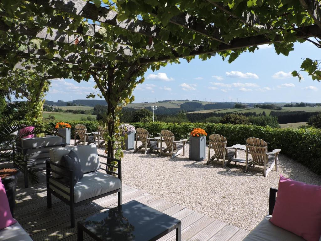 d'une terrasse avec des chaises et une table offrant une vue. dans l'établissement Landhaus Eifelsicht, à Hellenthal