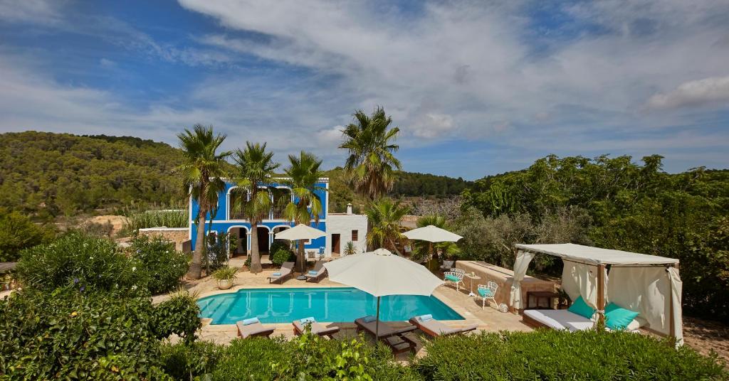 une villa avec une piscine et un complexe dans l'établissement Villa Can Coves, à Sant Miquel de Balansat