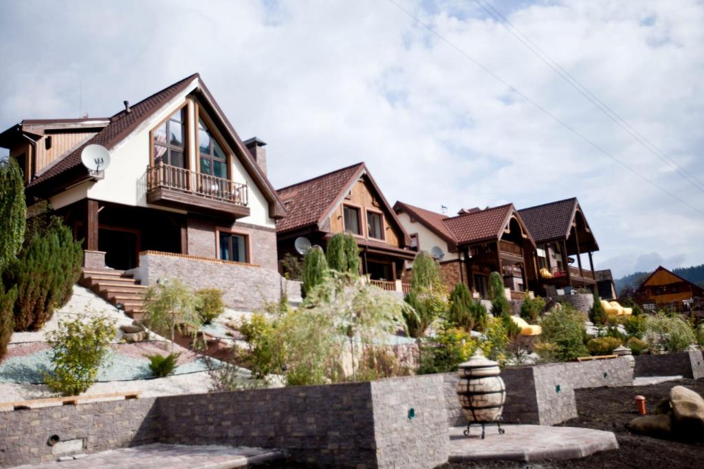 a house in the mountains with a yard at Клуб Яремчанський in Yaremche