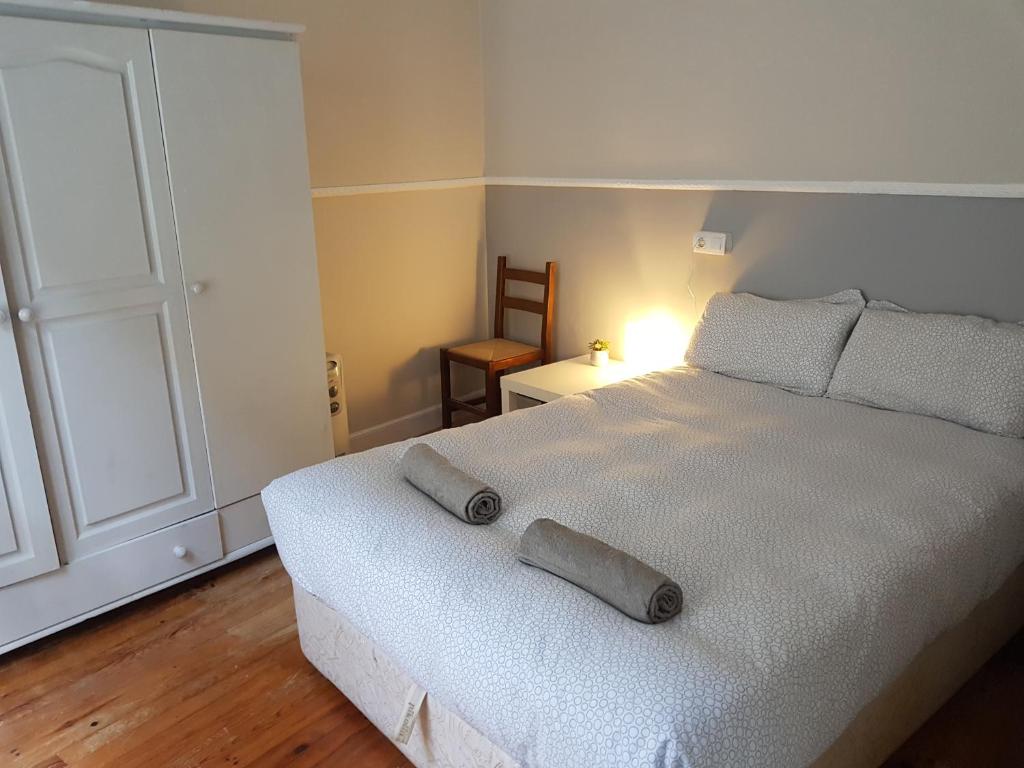ein Schlafzimmer mit einem Bett mit zwei Kissen darauf in der Unterkunft San Sebastián Hideaway in San Sebastián