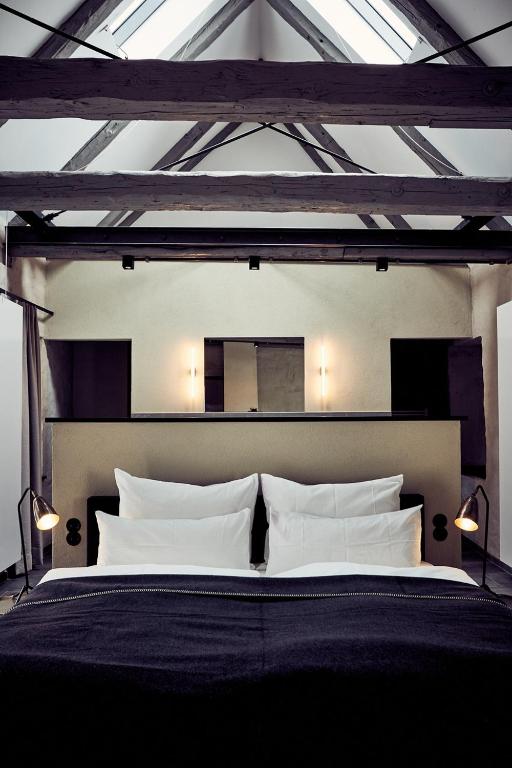 Postel nebo postele na pokoji v ubytování Fisher's Loft Hotel