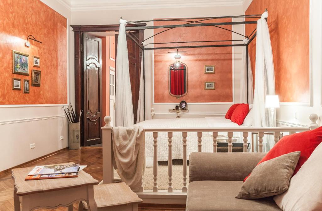 sala de estar con cama y sofá en InretroRed_byApartica, en San Petersburgo