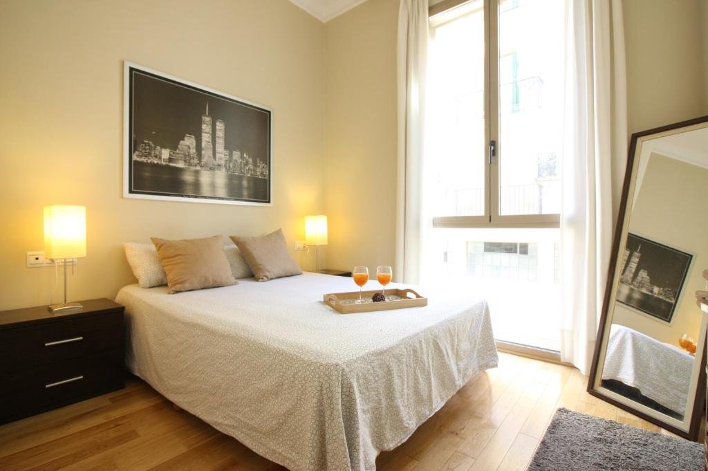 Un dormitorio con una cama con dos bebidas. en Casas FreshApartments by Bossh! Apartments, en Málaga