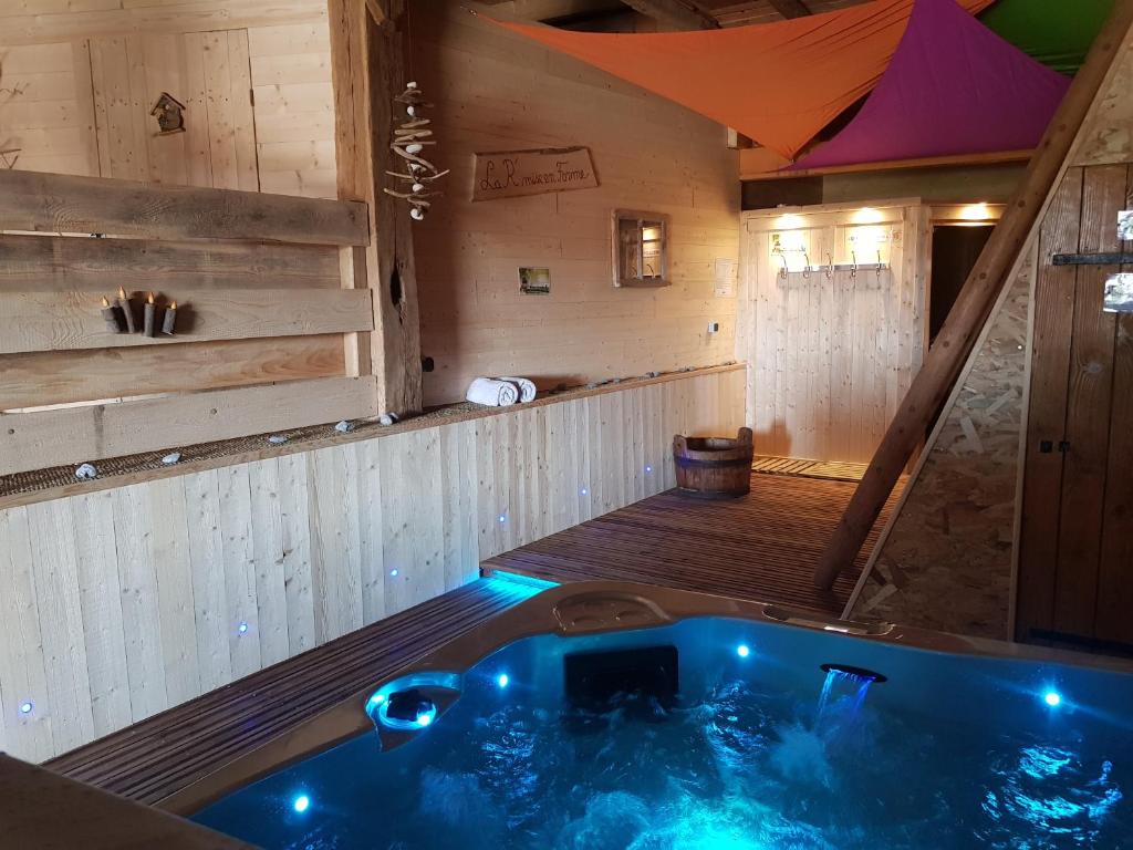 uma banheira de hidromassagem no meio de um quarto em Maison d'hôtes et SPA La Boucotte em Vellerot-lès-Vercel