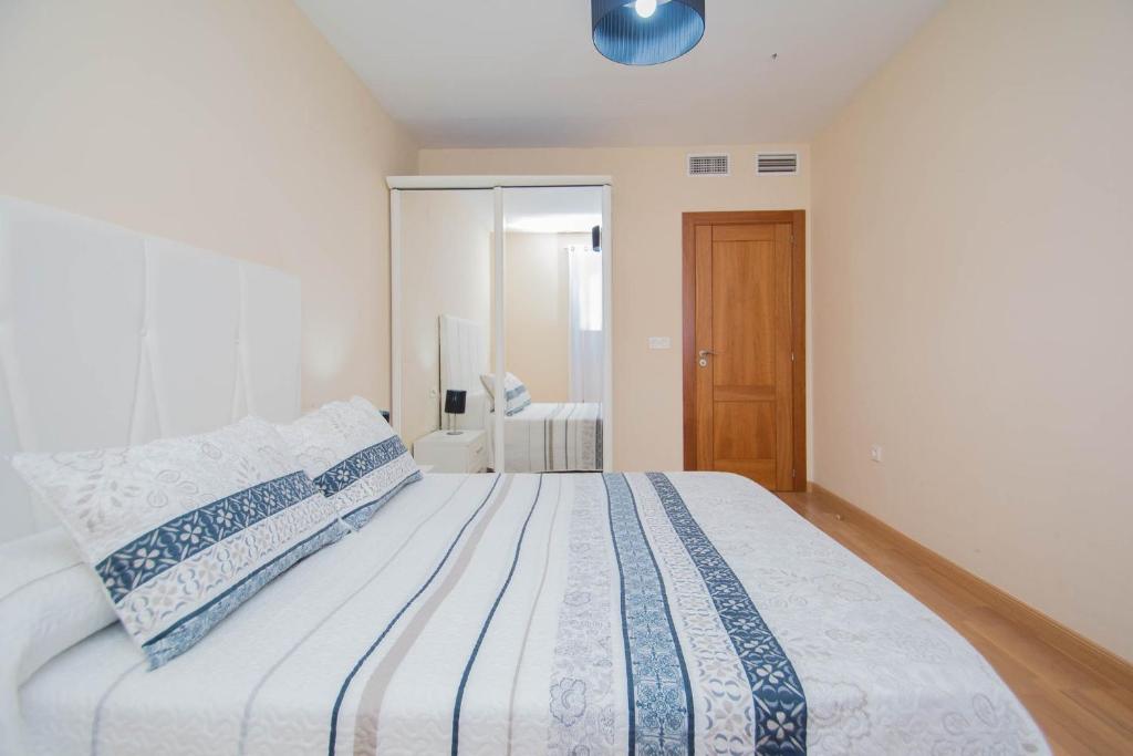 Posteľ alebo postele v izbe v ubytovaní EnjoyGranada EMIR 3F - POOL, GYM & Free Parking