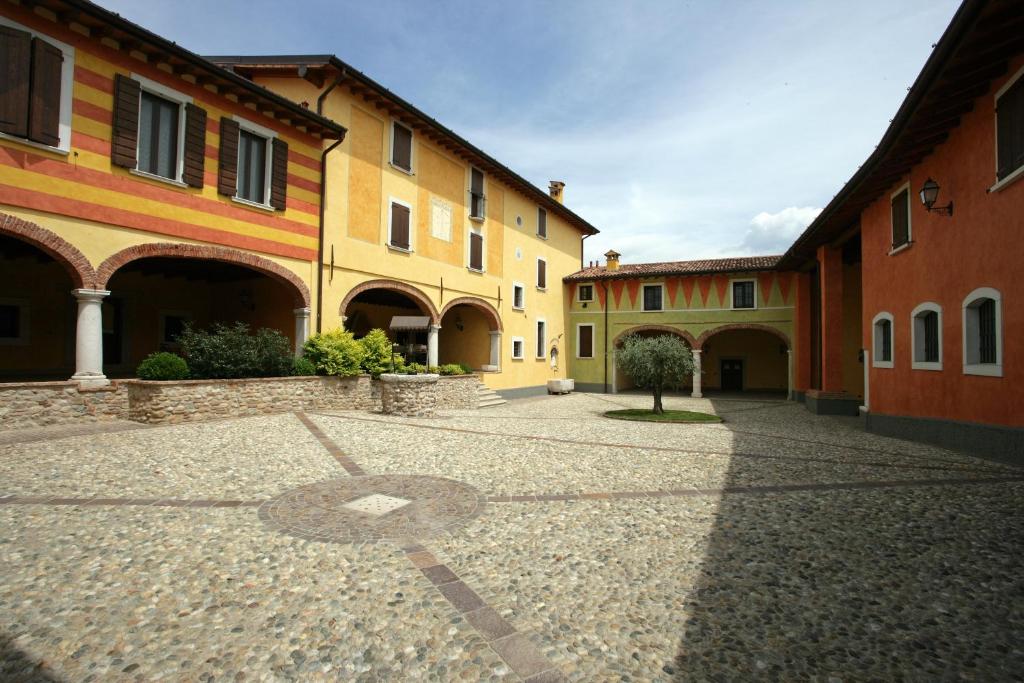 a cobblestone street in a town with buildings at Agriturismo Macesina in bedizzol