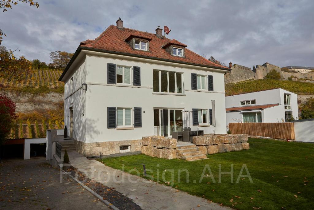 an external view of a white house at Ferienwohnung stadtnah im DG in Würzburg