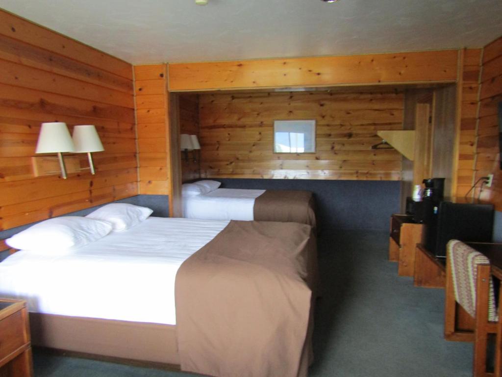 Postel nebo postele na pokoji v ubytování Captain's Choice Motel
