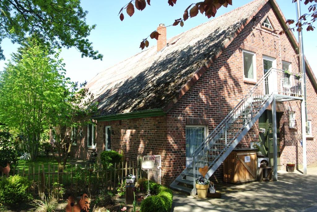 a brick house with a metal roof at FEWO Elbe Weser in Hipstedt