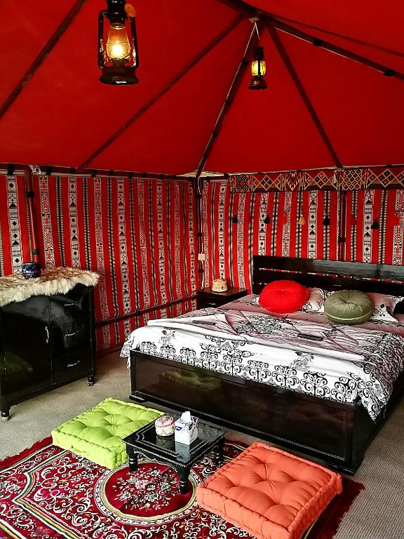 Un pat sau paturi într-o cameră la Al Reem Desert Camp