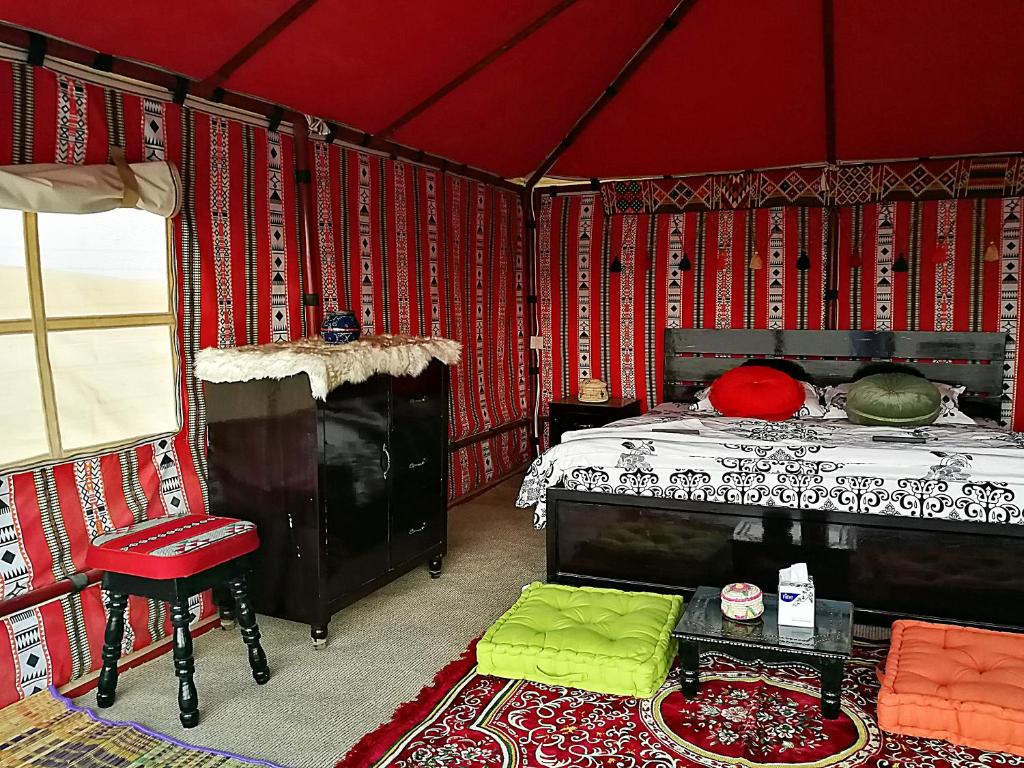 Un pat sau paturi într-o cameră la Al Reem Desert Camp