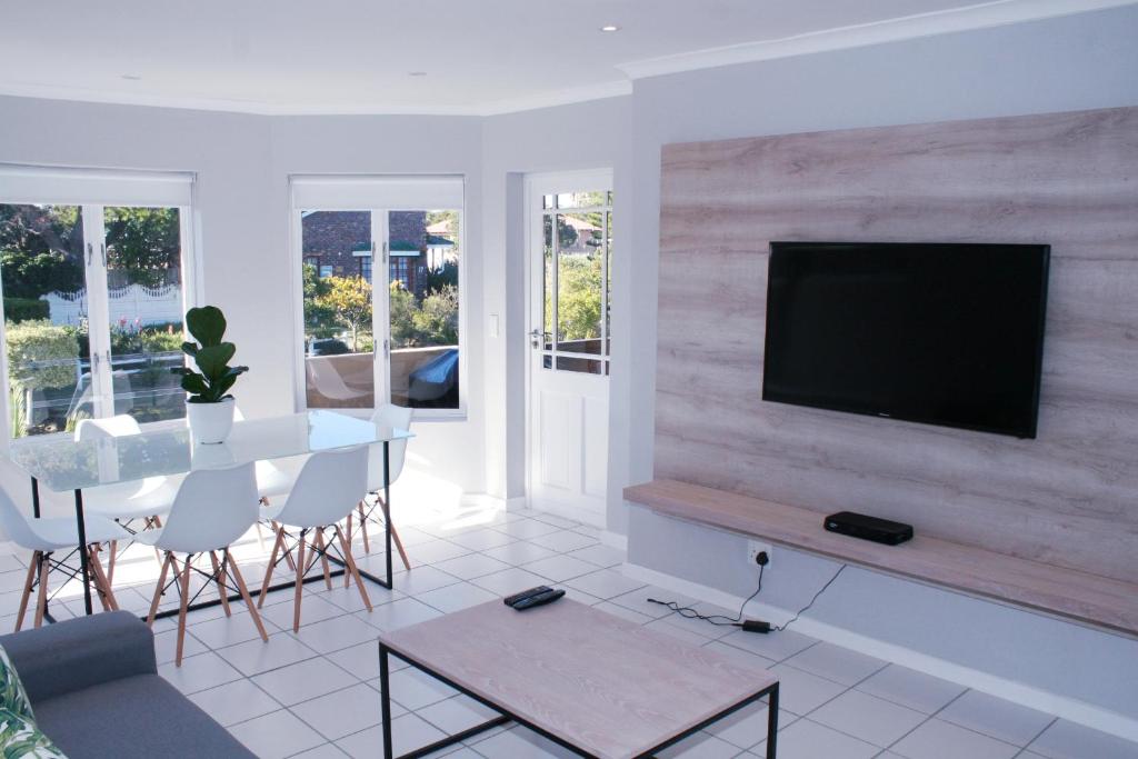 uma sala de estar com uma televisão de ecrã plano na parede em Beautiful Bell Rock - partial inverter em Plettenberg Bay