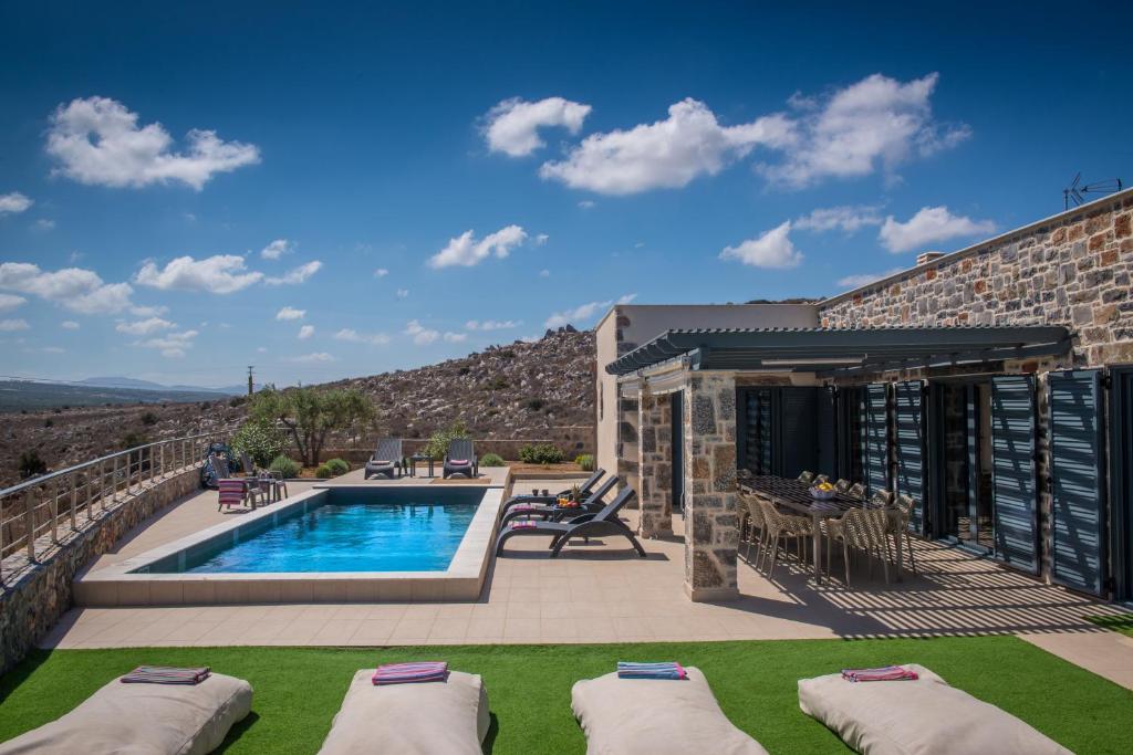 Bazén v ubytovaní Mandy Luxury Villa by Cretevasion alebo v jeho blízkosti