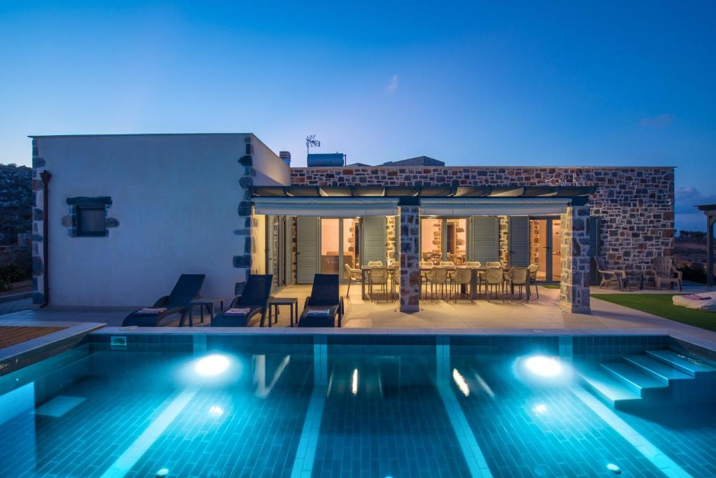 Bazén v ubytovaní Mandy Luxury Villa by Cretevasion alebo v jeho blízkosti