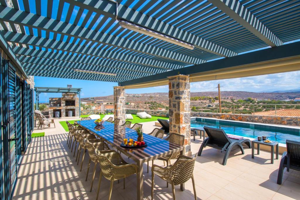 Bazén v ubytovaní Mandy Luxury Villa by Cretevasion alebo v jeho blízkosti
