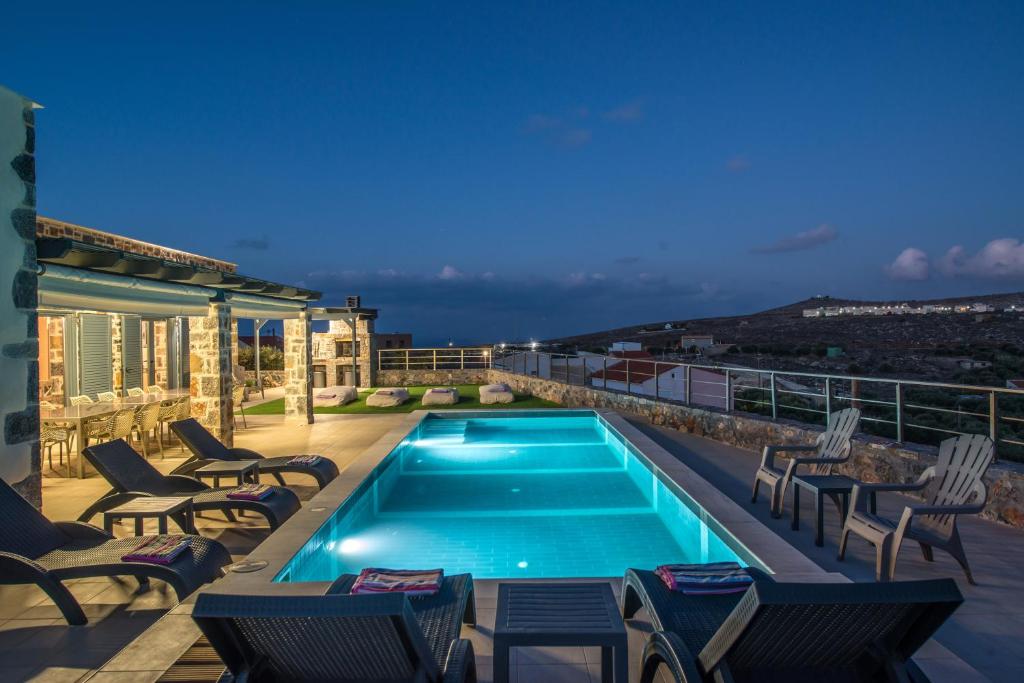 Bazén v ubytovaní Mandy Luxury Villa by Cretevasion alebo v jeho blízkosti