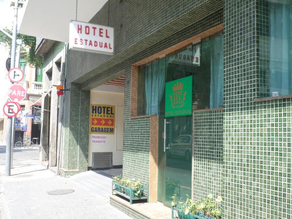 una tienda con un cartel en la ventana de un edificio en HOTEL ESTADUAL adults only, en Río de Janeiro