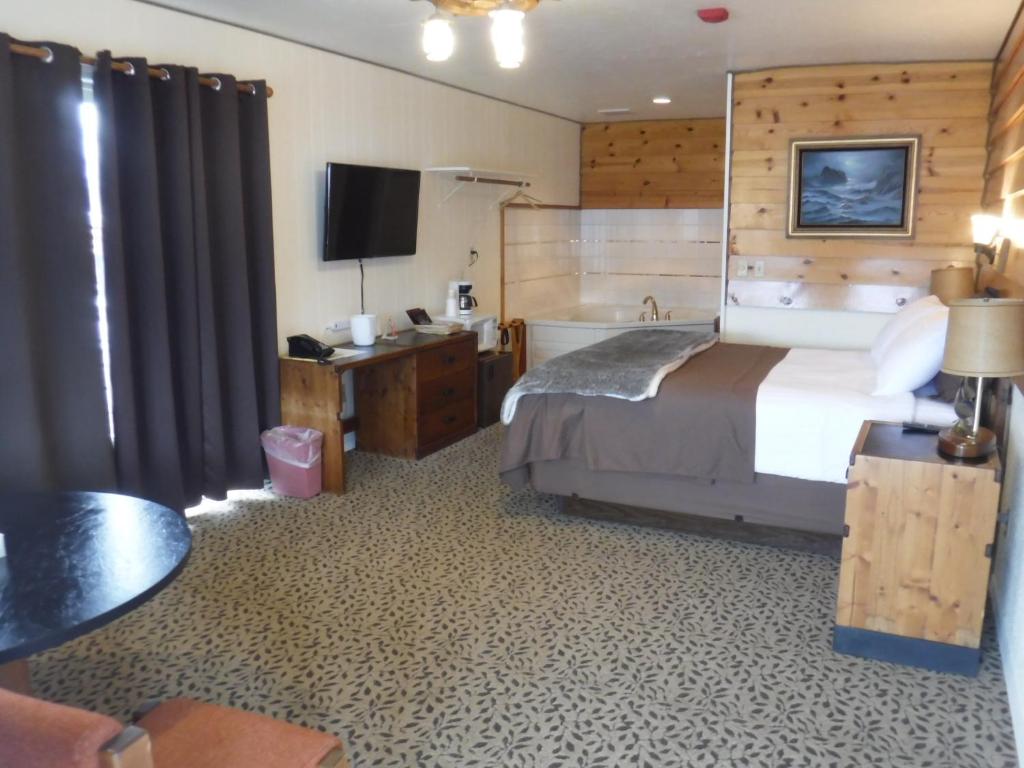 TV a/nebo společenská místnost v ubytování Captain's Choice Motel