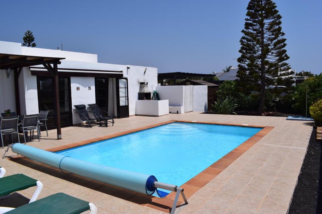 une grande piscine avec une grande nouille gonflable dans l'établissement Villa Imogen with NEW HEATED SWIMMING POOL, à Playa Blanca