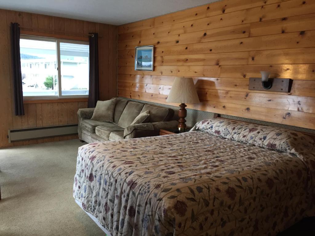 Postel nebo postele na pokoji v ubytování Captain's Choice Motel