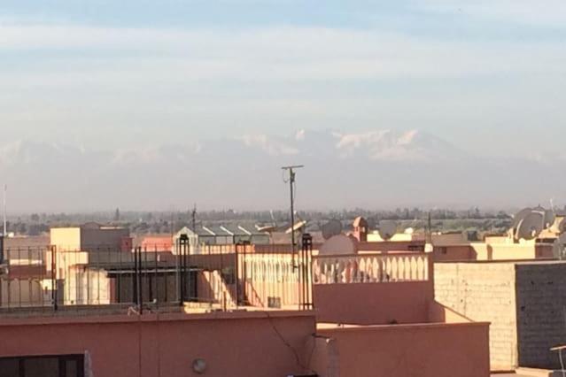 uma vista para uma cidade com telhados de edifícios em Appart Atlas em Marrakech