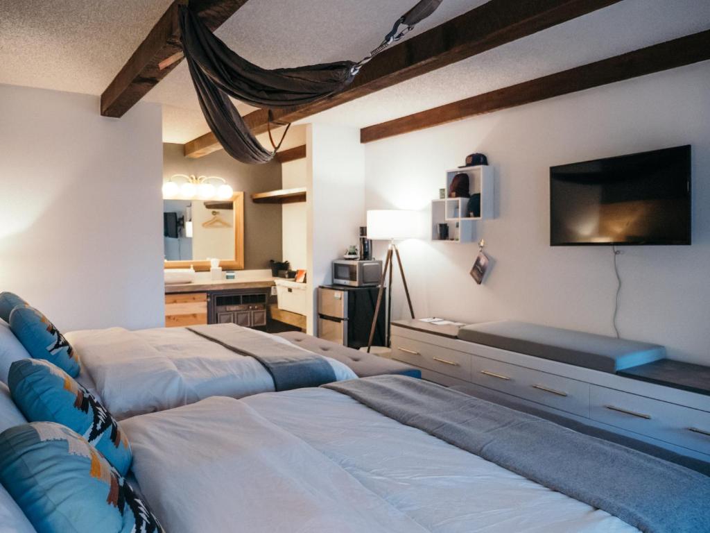 Postel nebo postele na pokoji v ubytování LOGE Bend