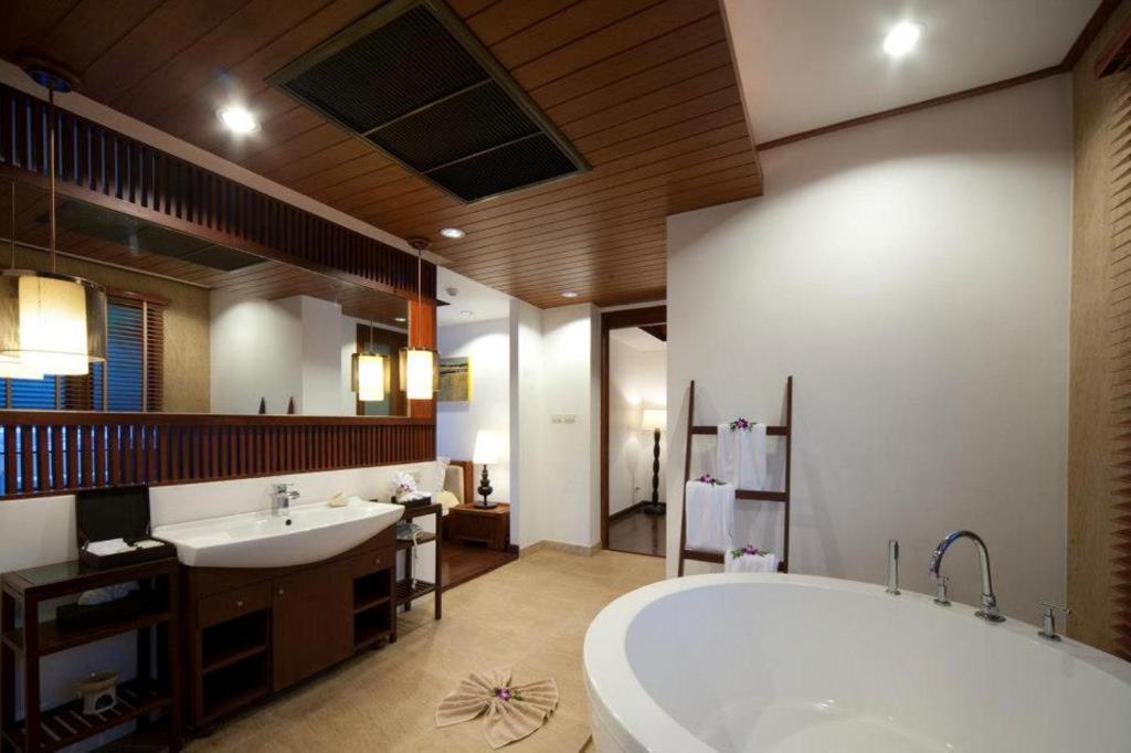 Koupelna v ubytování The Sarann, Koh Samui - Suites & Villas