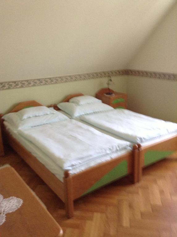 Postel nebo postele na pokoji v ubytování Főnix Fogadó