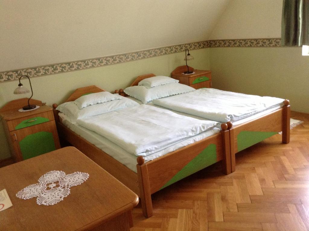Postel nebo postele na pokoji v ubytování Főnix Fogadó