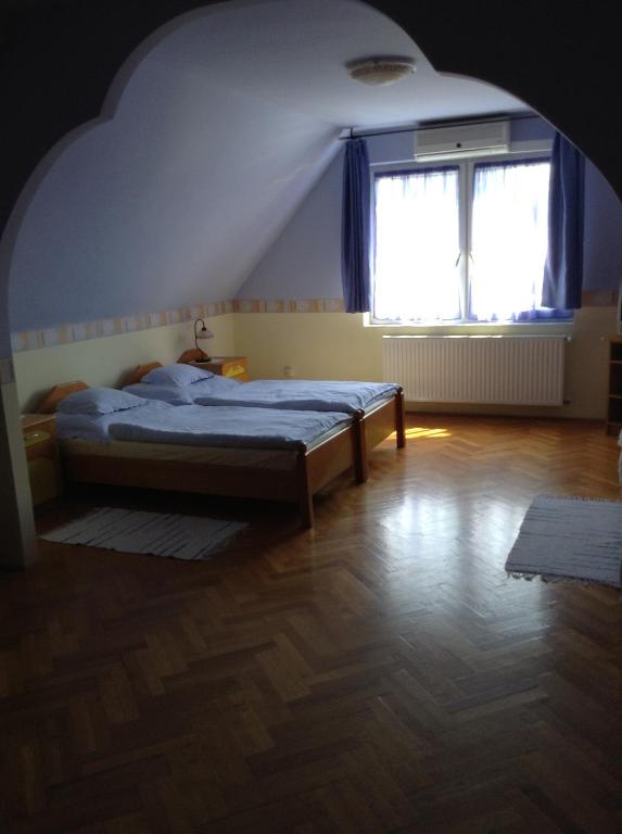 Postel nebo postele na pokoji v ubytování Főnix Fogadó