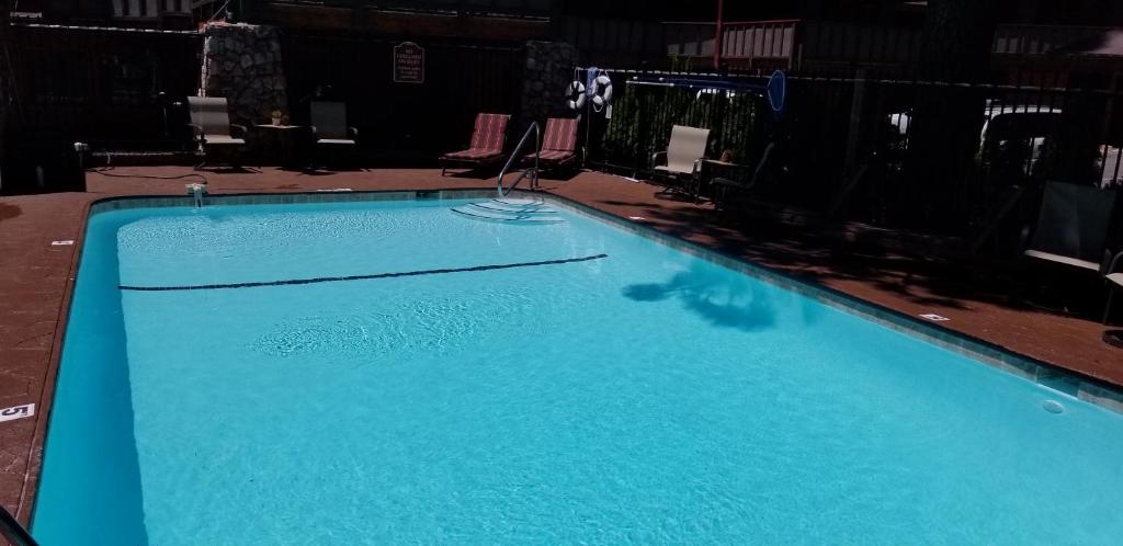Bazén v ubytování Gondola Lodge TahoeBeach Club nebo v jeho okolí