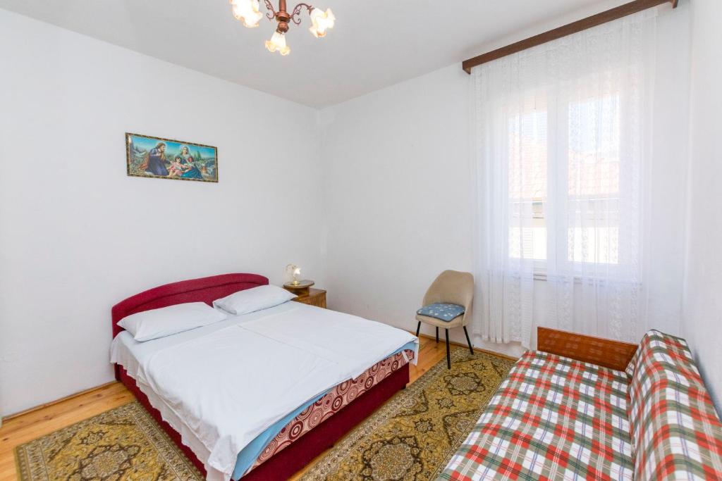 Postel nebo postele na pokoji v ubytování Apartments and Rooms Jakov