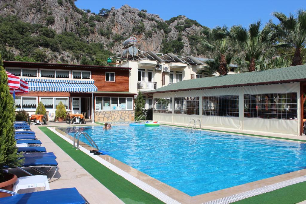 a large swimming pool in front of a hotel at Canada Hotel & Bungalows in Cıralı
