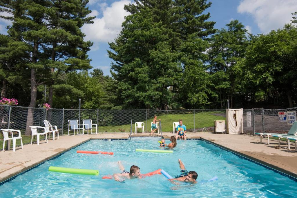 un grupo de niños jugando en una piscina en Woodside Dells Hotel & Suites, en Wisconsin Dells