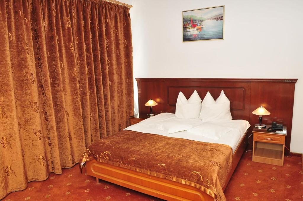 Postel nebo postele na pokoji v ubytování Hotel Emma Est