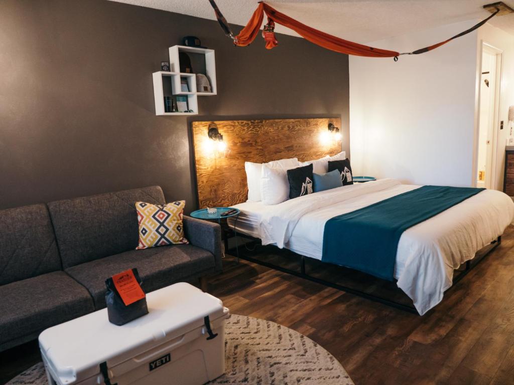 Postel nebo postele na pokoji v ubytování LOGE Bend