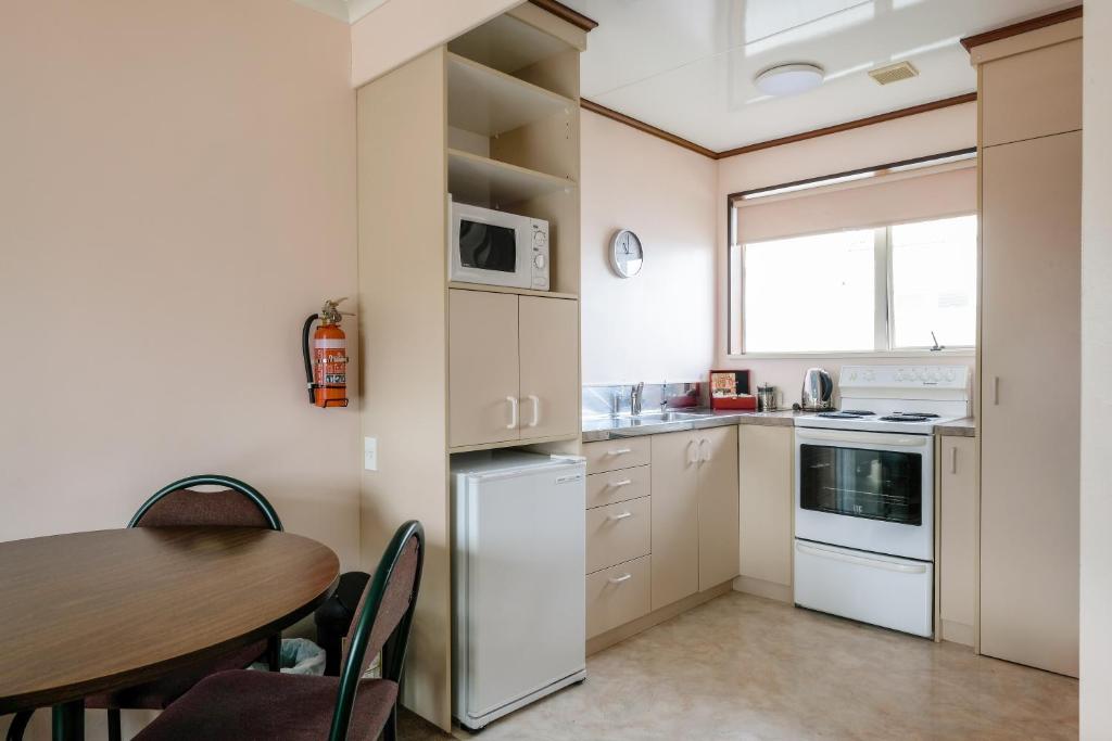 Kuchyň nebo kuchyňský kout v ubytování Esplanade Motels