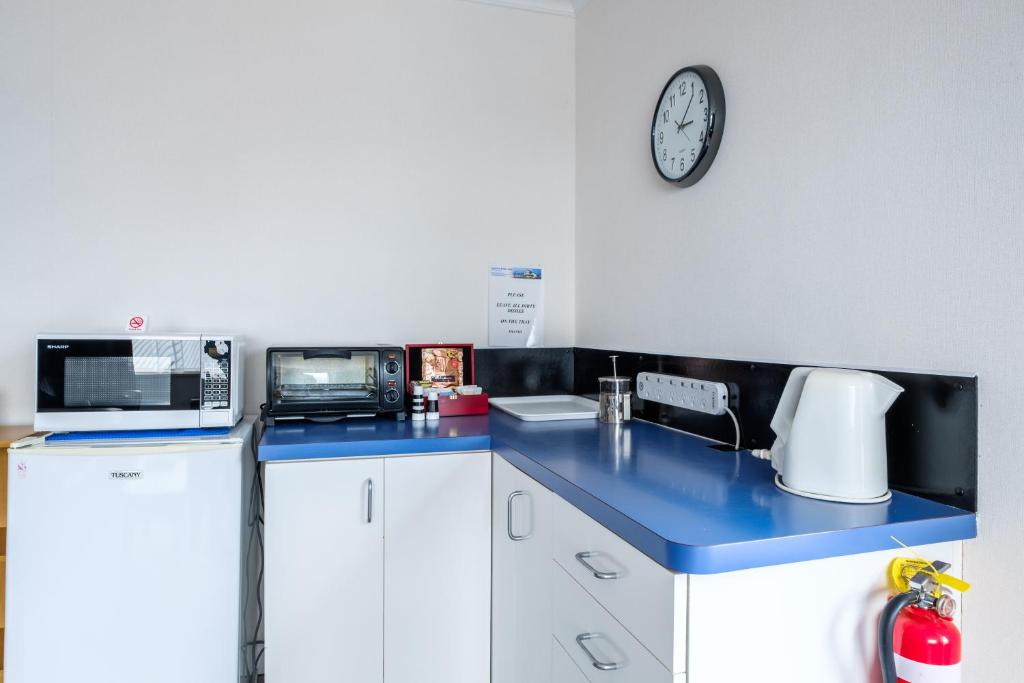 Kuchyň nebo kuchyňský kout v ubytování Esplanade Motels