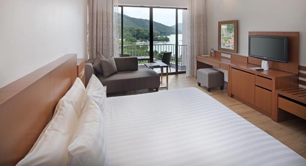 TV a/nebo společenská místnost v ubytování The Bayview Beach Resort