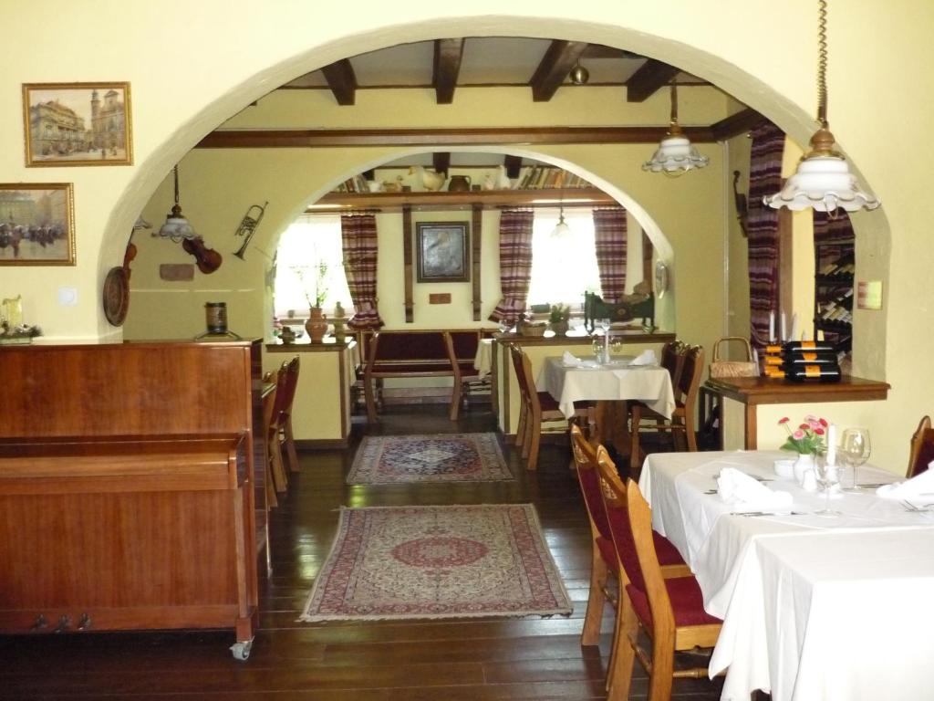 Reštaurácia alebo iné gastronomické zariadenie v ubytovaní Öreg Malom Hotel