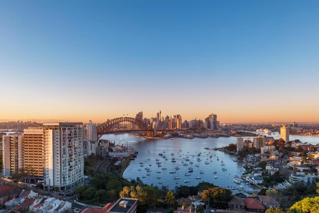 - Vistas a una ciudad con río y puente en View Sydney, en Sídney