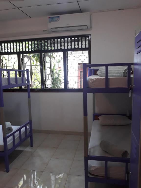 Palanda nebo palandy na pokoji v ubytování Coco Hostels - Weligama