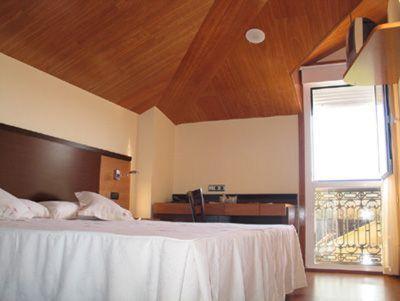 a bedroom with a white bed and a window at Doade in Hio