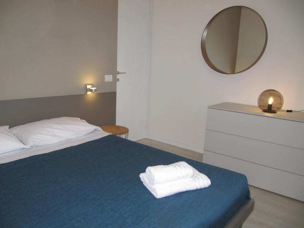 ein Schlafzimmer mit einem Bett, auf dem zwei Handtücher liegen in der Unterkunft Sole di Lazise in Lazise