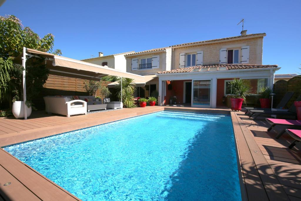 - une piscine en face d'une maison dans l'établissement La Villa Léa, à Uzès