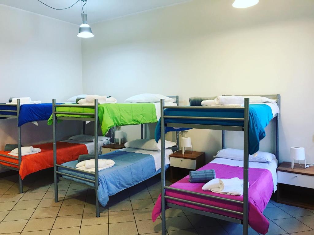 Двухъярусная кровать или двухъярусные кровати в номере Albergo e Ostello della gioventù Biella centro storico