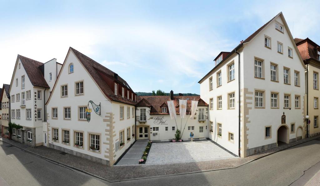 Schlosshotel Ingelfingen في Ingelfingen: صف من المباني البيضاء على شارع